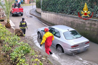 Lido di Fermo - Sottopasso allagato, i vigili liberano persone rimaste bloccate in auto